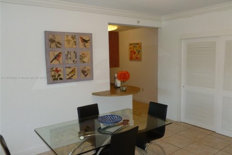 Condo in Miami Beach, Florida, 1 bedroom  № 1854759 - photo 4