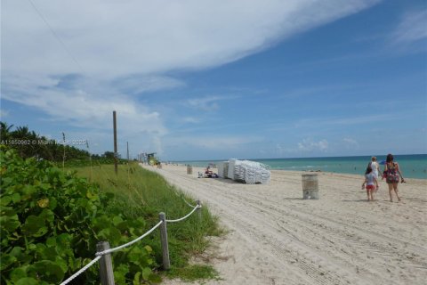 Condo in Miami Beach, Florida, 1 bedroom  № 1854759 - photo 15