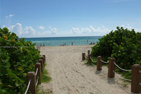 Condo in Miami Beach, Florida, 1 bedroom  № 1854759 - photo 14