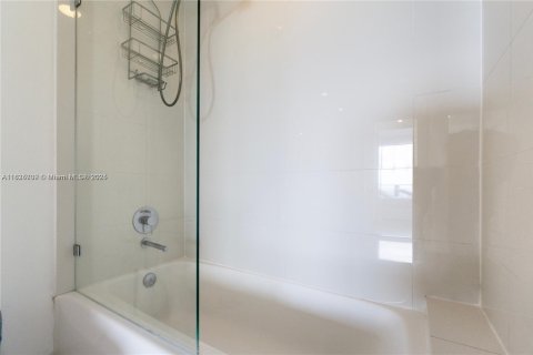 Купить кондоминиум в Майами, Флорида 1 спальня, 68.47м2, № 1818584 - фото 17