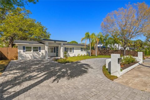 House in Tampa, Florida 3 bedrooms, 165.83 sq.m. № 2223600