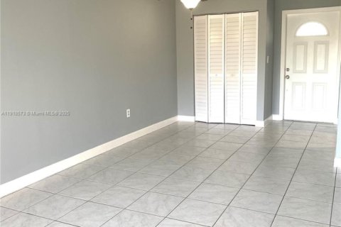 Снять в аренду квартиру в Хайалиа, Флорида 2 спальни, 84.36м2, № 1972049 - фото 8