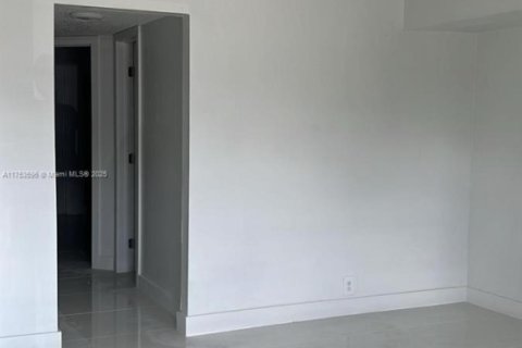 House in Hollywood, Florida 2 bedrooms, 69.68 sq.m. № 1937702 - photo 5