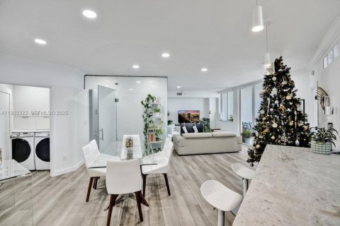 Condo in Miami Beach, Florida, 2 bedrooms № 1991235 - photo 21