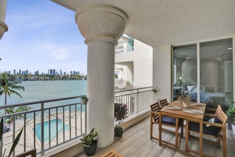 Condo in Miami Beach, Florida, 2 bedrooms № 1991235 - photo 1