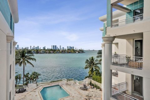 Condo in Miami Beach, Florida, 2 bedrooms № 1991235 - photo 18