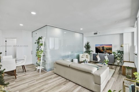 Condo in Miami Beach, Florida, 2 bedrooms № 1991235 - photo 26