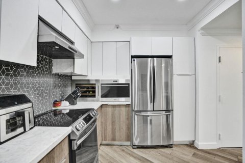 Condo in Miami Beach, Florida, 2 bedrooms № 1991235 - photo 8