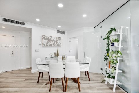 Condo in Miami Beach, Florida, 2 bedrooms № 1991235 - photo 22