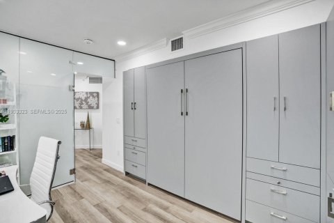 Condo in Miami Beach, Florida, 2 bedrooms № 1991235 - photo 30