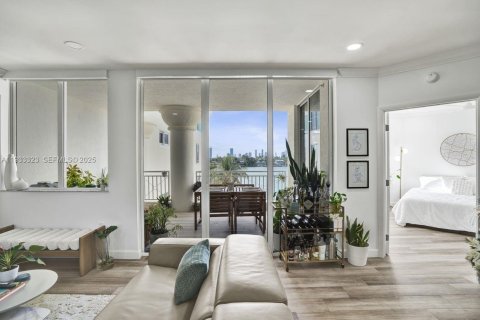 Condo in Miami Beach, Florida, 2 bedrooms № 1991235 - photo 2