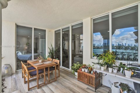 Condo in Miami Beach, Florida, 2 bedrooms № 1991235 - photo 17