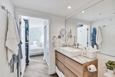 Condo in Miami Beach, Florida, 2 bedrooms № 1991235 - photo 16