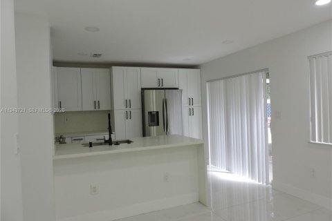 Touwnhouse à louer à Miami, Floride: 3 chambres, 135.82 m2 № 2000570 - photo 18