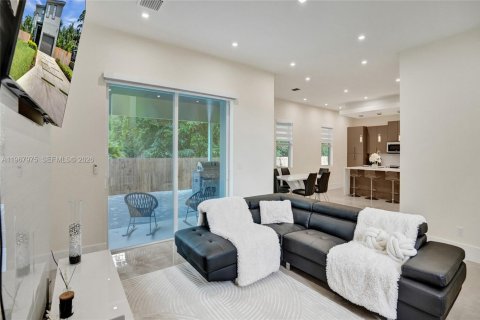 House in Lake Worth, Florida 3 bedrooms, 225.1 sq.m. № 2031516 - photo 14