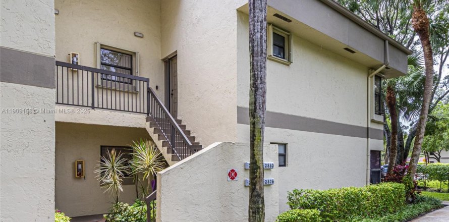 Кондоминиум с 2 спальнями в Коконат Крик, Флорида № 1964786