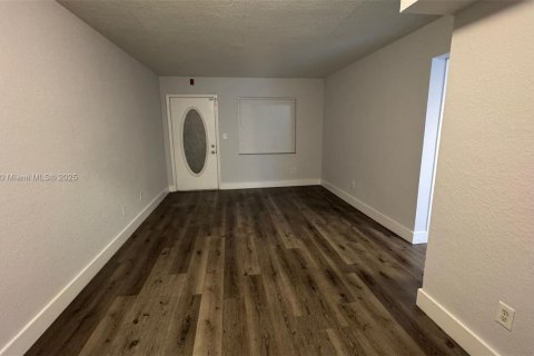 Condo in Miami, Florida, 2 bedrooms  № 2076705 - photo 8