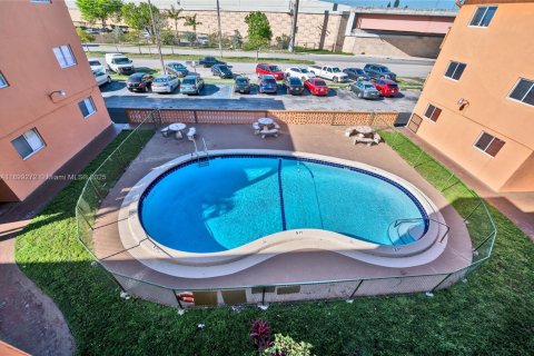 Condo in Miami, Florida, 2 bedrooms  № 2076705 - photo 11