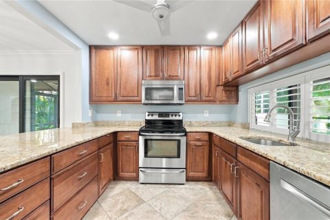 Townhouse in Sarasota, Florida 2 bedrooms, 145.86 sq.m. № 2383564 - photo 9
