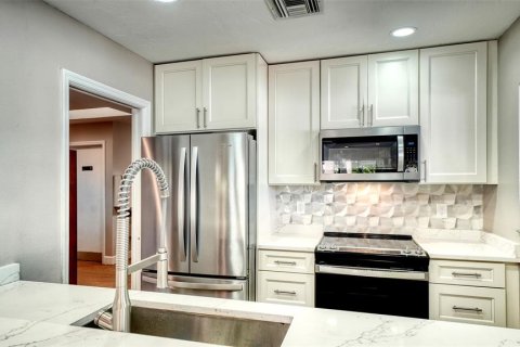 Townhouse in Sarasota, Florida 2 bedrooms, 145.86 sq.m. № 2383564 - photo 29