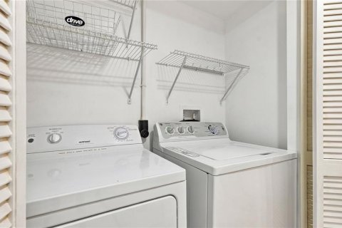 Townhouse in Sarasota, Florida 2 bedrooms, 145.86 sq.m. № 2383564 - photo 18