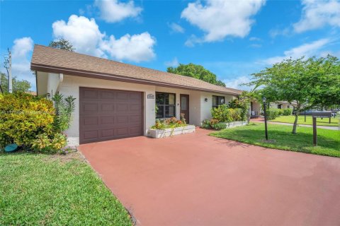 House in Deerfield Beach, Florida 2 bedrooms, 137.31 sq.m. № 1699985 - photo 2