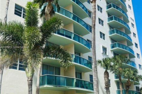 Купить кондоминиум в Санни-Айлс-Бич, Флорида 1 спальня, 92.9м2, № 2043874 - фото 25