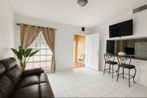 House in Hialeah, Florida 3 bedrooms, 124.3 sq.m. № 1944250 - photo 4