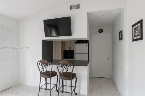 House in Hialeah, Florida 3 bedrooms, 124.3 sq.m. № 1944250 - photo 5