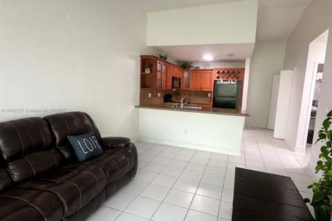House in Hialeah, Florida 3 bedrooms, 124.3 sq.m. № 1944250 - photo 10