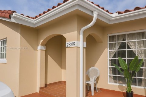 House in Hialeah, Florida 3 bedrooms, 124.3 sq.m. № 1944250 - photo 1