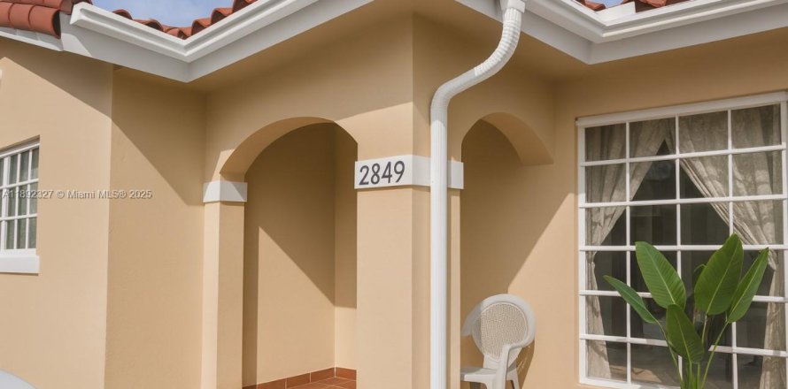 House in Hialeah, Florida 3 bedrooms, 124.3 sq.m. № 1944250