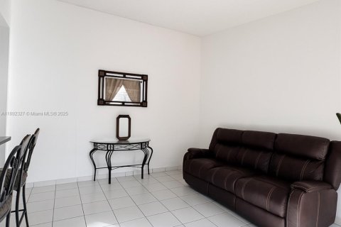 House in Hialeah, Florida 3 bedrooms, 124.3 sq.m. № 1944250 - photo 6