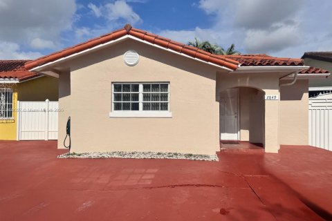 House in Hialeah, Florida 3 bedrooms, 124.3 sq.m. № 1944250 - photo 3