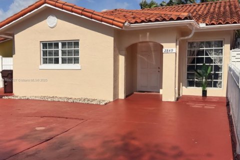 House in Hialeah, Florida 3 bedrooms, 124.3 sq.m. № 1944250 - photo 2