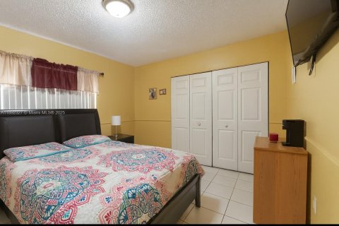 House in Hialeah, Florida 3 bedrooms, 124.3 sq.m. № 1944250 - photo 7