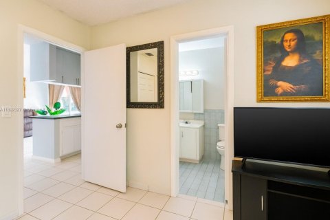 House in Hialeah, Florida 3 bedrooms, 124.3 sq.m. № 1944250 - photo 9