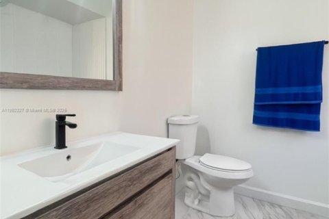 House in Hialeah, Florida 3 bedrooms, 124.3 sq.m. № 1944250 - photo 16
