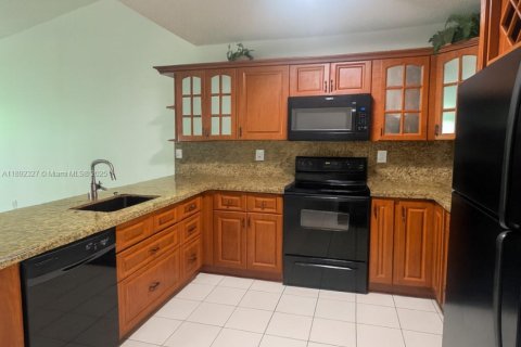 House in Hialeah, Florida 3 bedrooms, 124.3 sq.m. № 1944250 - photo 11
