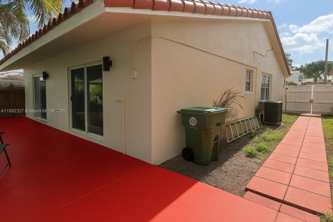 House in Hialeah, Florida 3 bedrooms, 124.3 sq.m. № 1944250 - photo 20