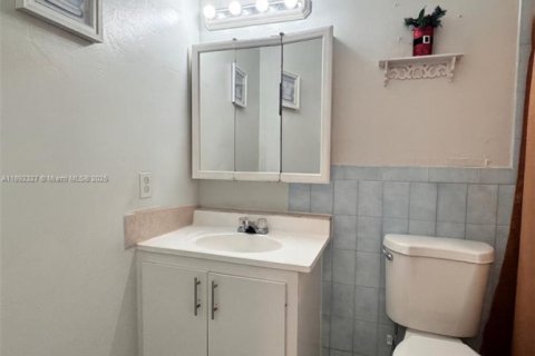 House in Hialeah, Florida 3 bedrooms, 124.3 sq.m. № 1944250 - photo 8