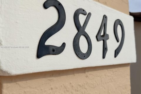 House in Hialeah, Florida 3 bedrooms, 124.3 sq.m. № 1944250 - photo 22
