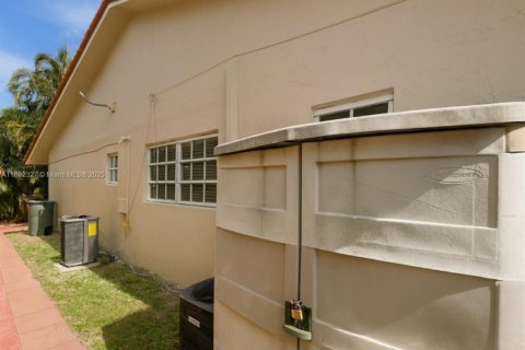 House in Hialeah, Florida 3 bedrooms, 124.3 sq.m. № 1944250 - photo 19