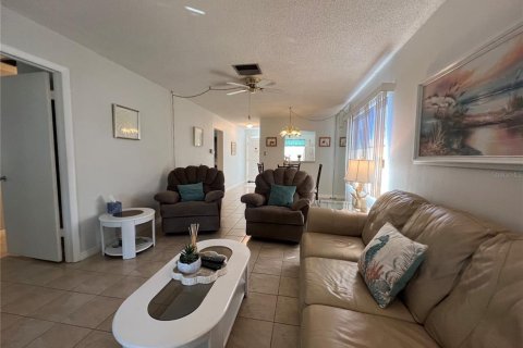 House in New Port Richey, Florida 2 bedrooms, 85.75 sq.m. № 2106345 - photo 5