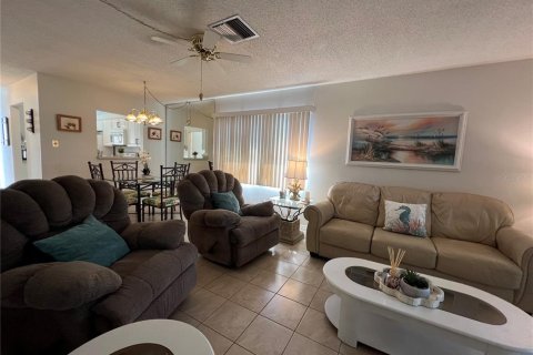House in New Port Richey, Florida 2 bedrooms, 85.75 sq.m. № 2106345 - photo 6