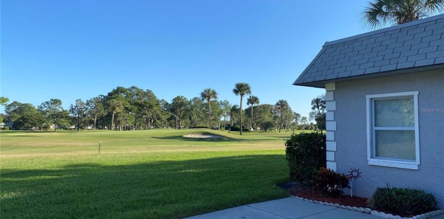 House in New Port Richey, Florida 2 bedrooms, 85.75 sq.m. № 2106345