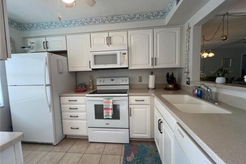 House in New Port Richey, Florida 2 bedrooms, 85.75 sq.m. № 2106345 - photo 9