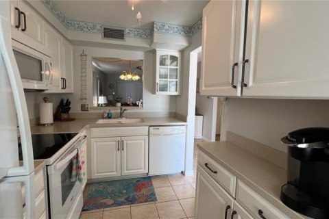 House in New Port Richey, Florida 2 bedrooms, 85.75 sq.m. № 2106345 - photo 11