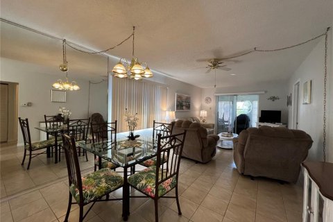 House in New Port Richey, Florida 2 bedrooms, 85.75 sq.m. № 2106345 - photo 2