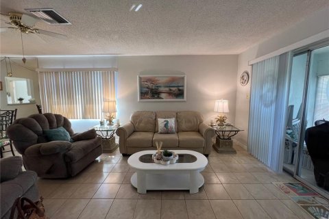 House in New Port Richey, Florida 2 bedrooms, 85.75 sq.m. № 2106345 - photo 7